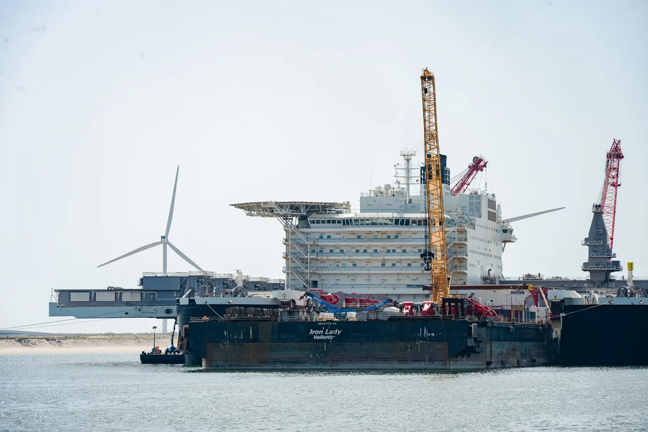 Specialist crane vessel and offshore equipment